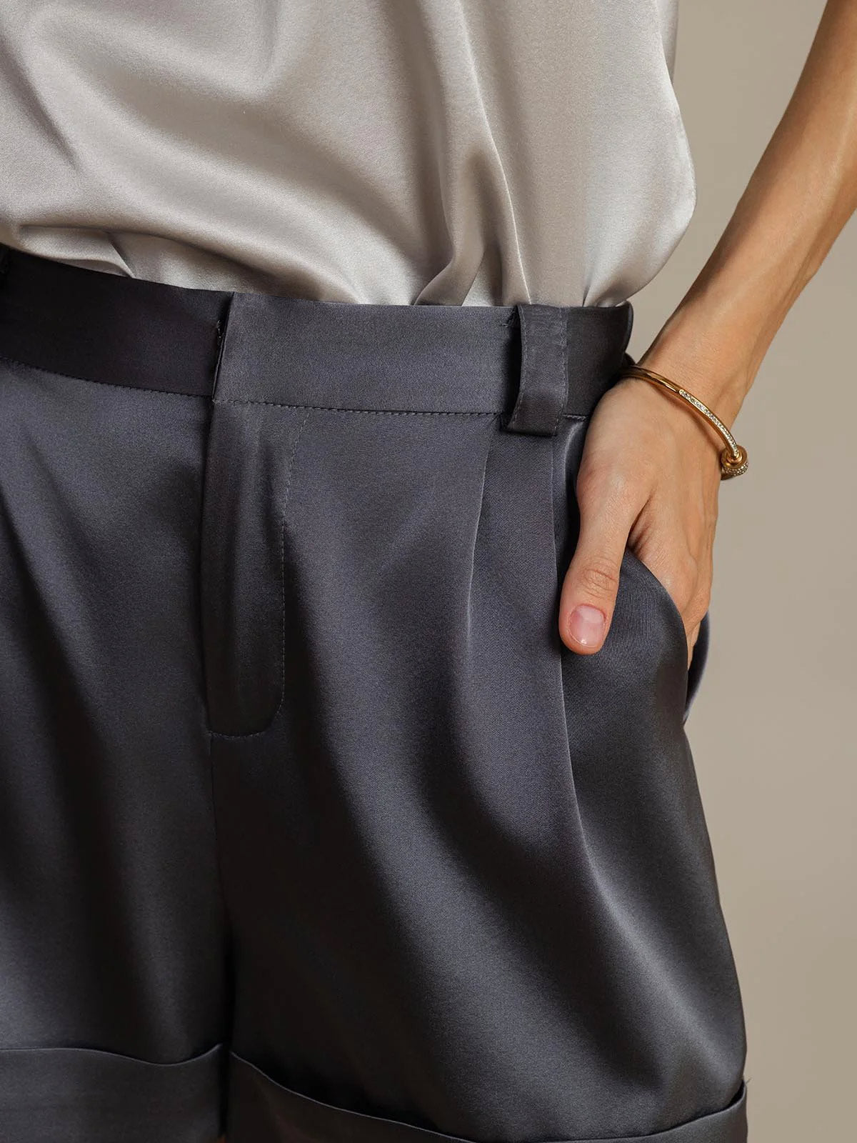 19Momme Silk Women's Cuffed Shorts With Side Pockets Design